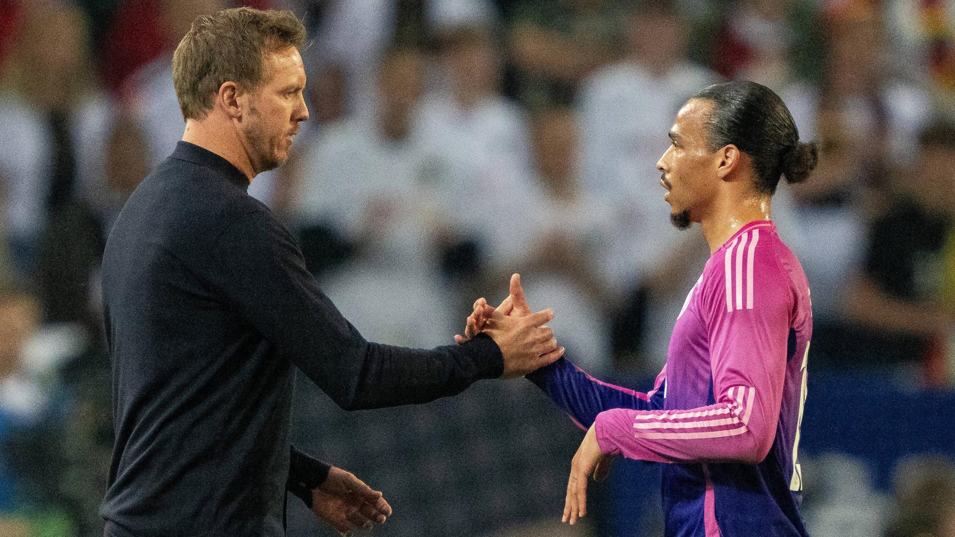 Trainer Julian Nagelsmann reicht Leroy Sane  die Hand.