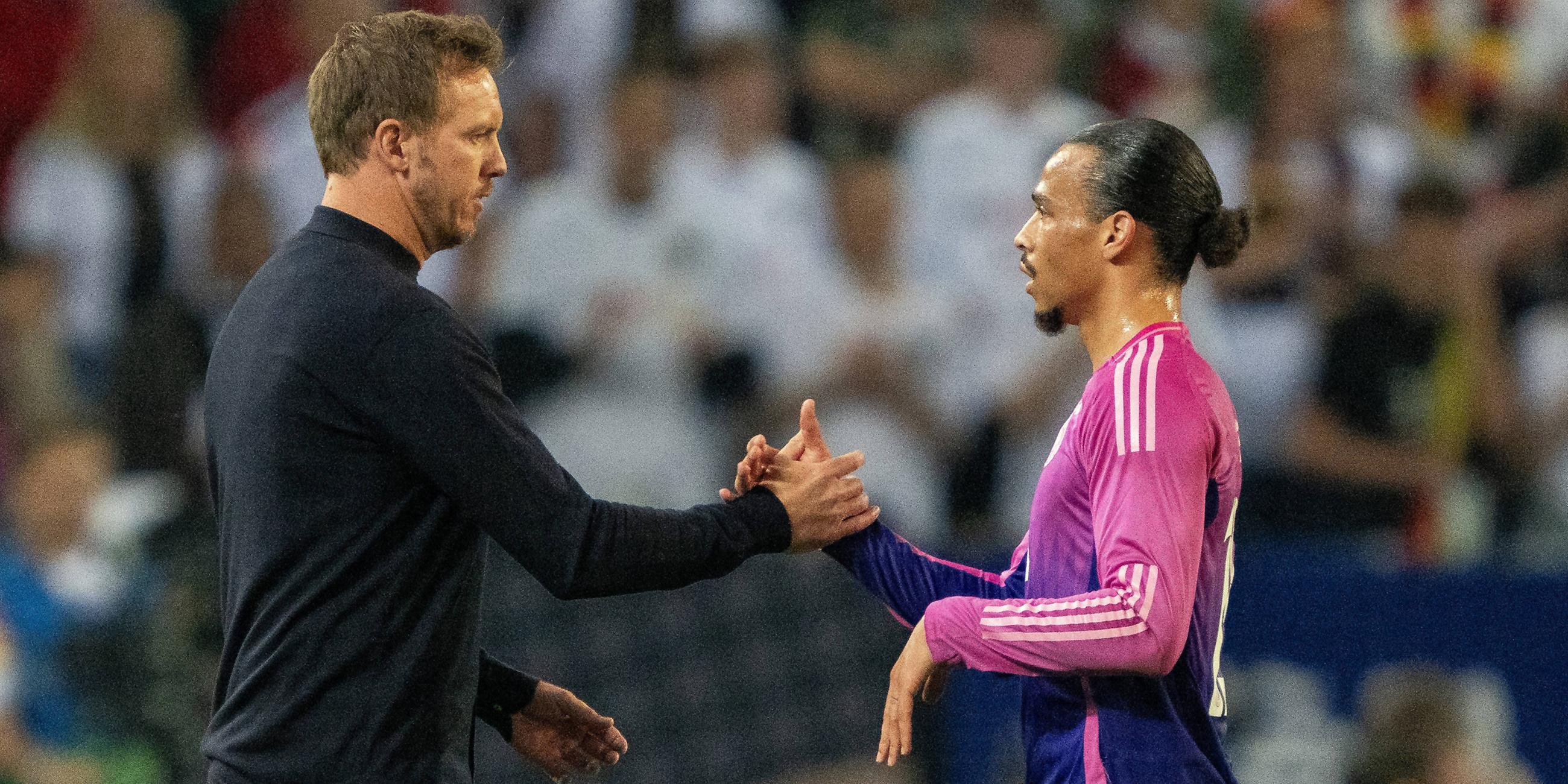 Trainer Julian Nagelsmann reicht Leroy Sane  die Hand.