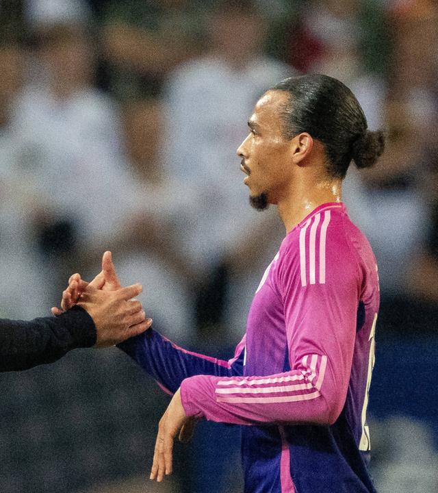 Trainer Julian Nagelsmann reicht Leroy Sane  die Hand.