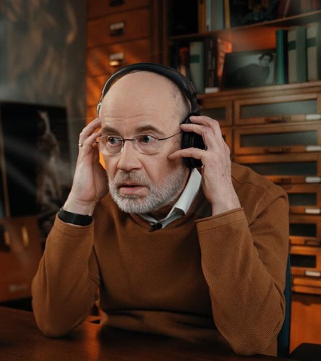 Harald Lesch mit Kopfhörern