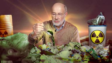 Collage: Harald Lesch löffelt grüne Glibbermasse über Müll