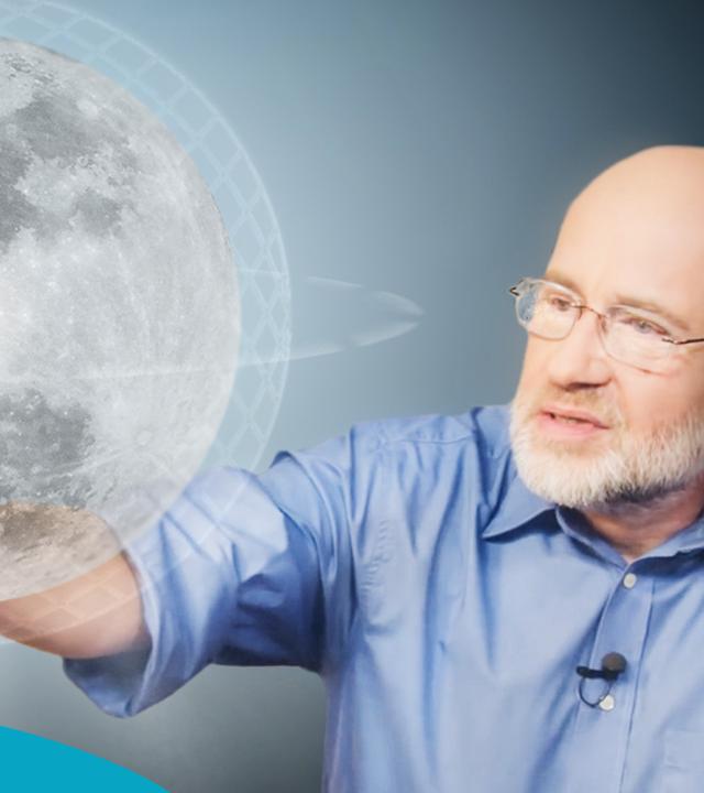 Harald Lesch hält den Mond in seiner Hand.