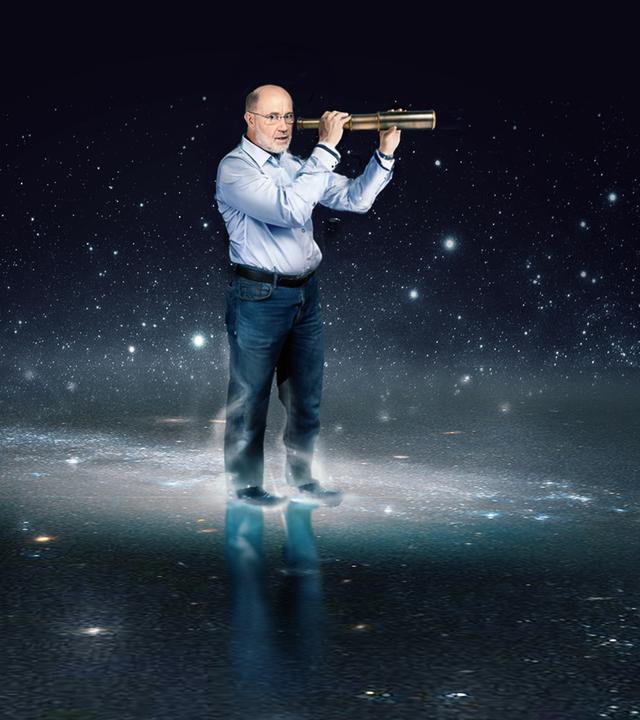Harald Lesch mit Fernrohr im Universum