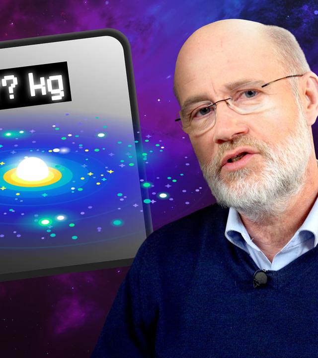 Harald Lesch neben Waage auf der die Milchstraße liegt