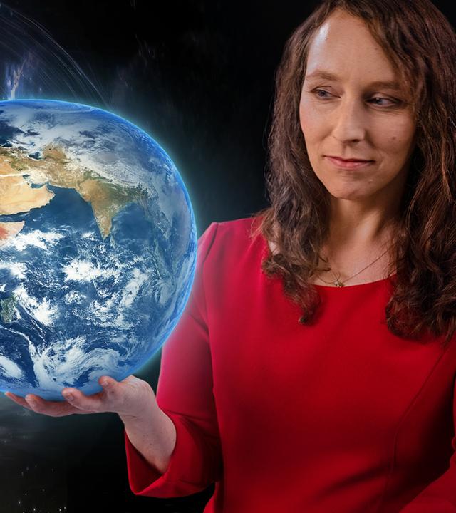 Suzanna Randall hält Erde, die aus einem Schwarzen Lock quillt