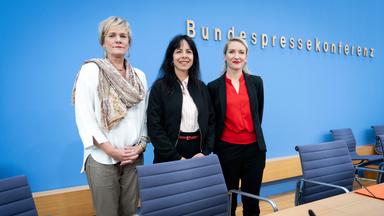 Simone Oldenburg, Elif Eralp und Ines Schwerdtner bei der Bundespressekonferenz 'Die Linke - Auswirkungen der Landtagswahlen in Berlin und Mecklenburg-Vorpommern auf die Bundespolitik' im Haus der Bundespressekonferenz.