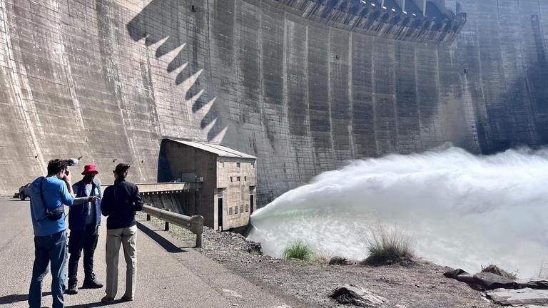 Ein ZDF-Team steht am Staudamm in Lesotho.