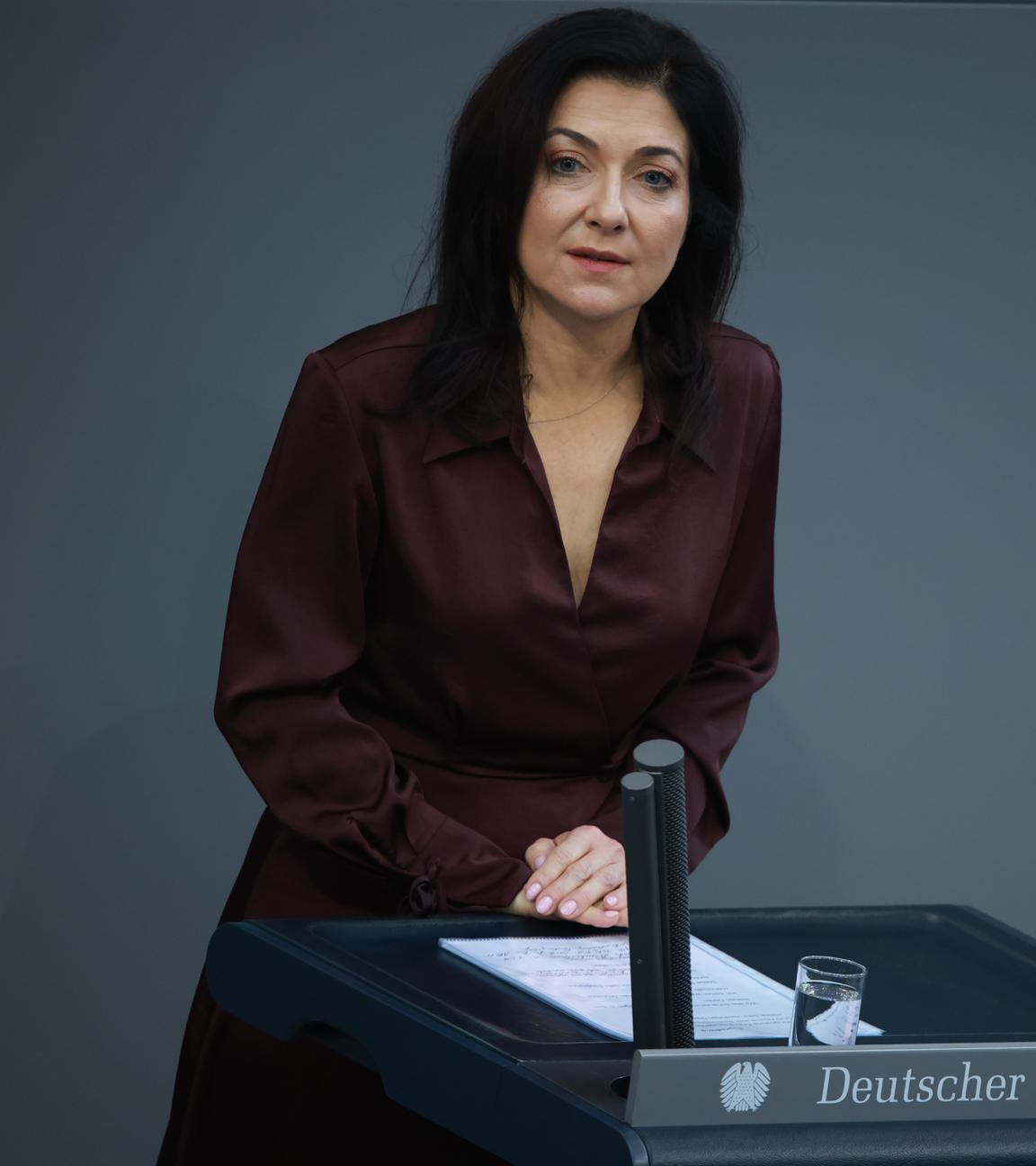 Katherina Reiche hält eine Rede während einer Debatte im deutschen Bundestag in Berlin