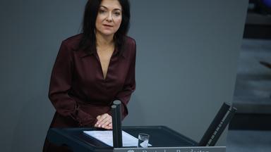 Katherina Reiche hält eine Rede während einer Debatte im Deutschen Bundestag. 