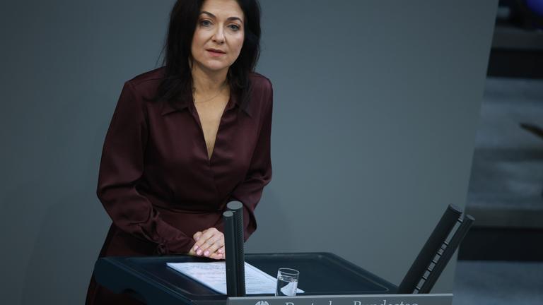 Katherina Reiche hält eine Rede während einer Debatte im deutschen Bundestag in Berlin
