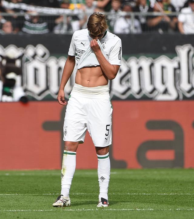 Der Gladbacher Innenverteidiger Jan Leszczynski schaut nach der 3:4 Niederlage gegen den 1.FSV Mainz 05 enttäuscht zu Boden