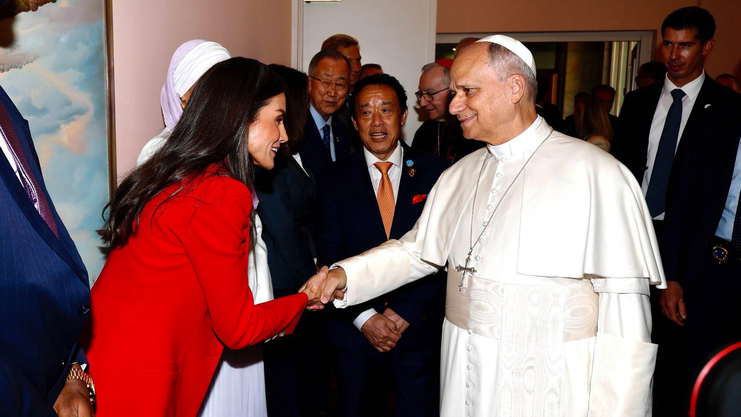 Spaniens Königin Letizia gibt Papst Leo die Hand.
