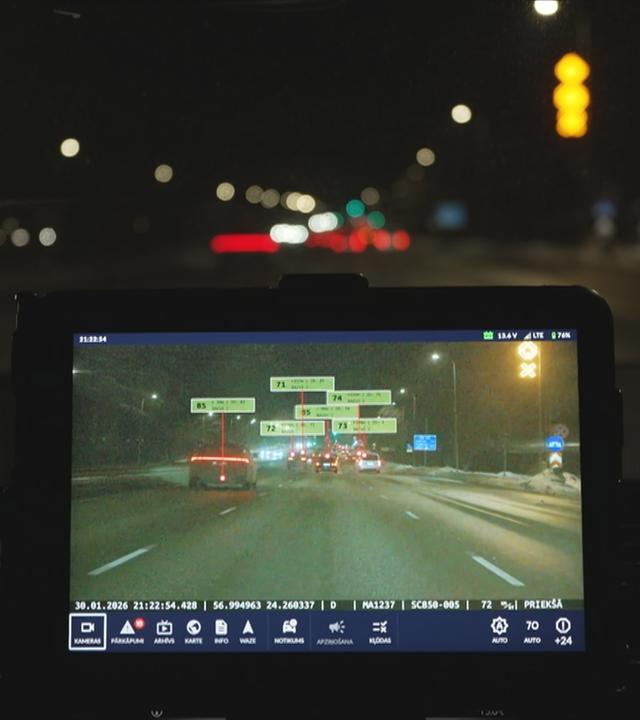 Kamera im Auto, die die Straße zeigt