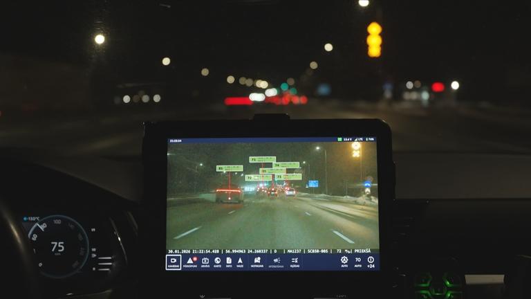 Kamera im Auto, die die Straße zeigt