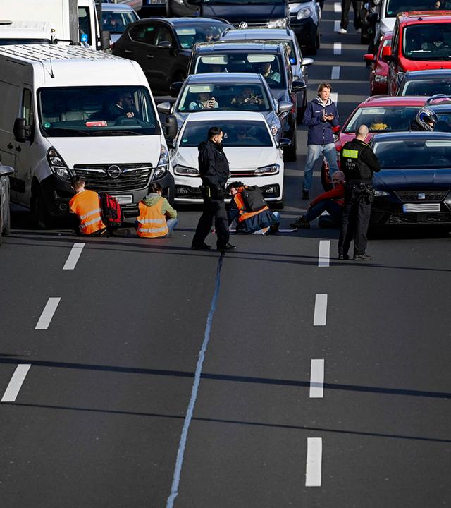Klimaaktivisten der Gruppe Letzte Generation blockieren A100 in Berlin