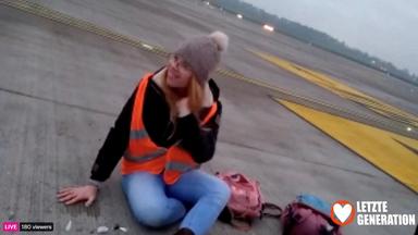 Klimaprotest der "letzten Generation": Aktivistin klebt sich auf dem Rollfeld fest