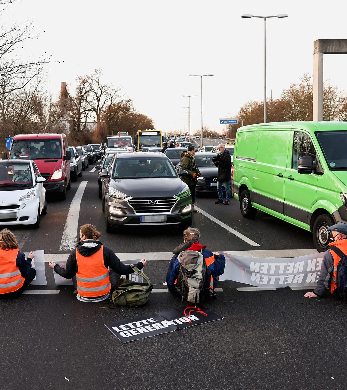 Berlin: Aktivisten der "Letzten Generation" blockieren eine Autobahnausfahrt in Berlin.