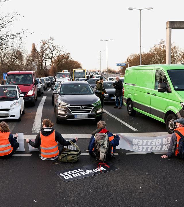 Berlin: Aktivisten der "Letzten Generation" blockieren eine Autobahnausfahrt in Berlin.