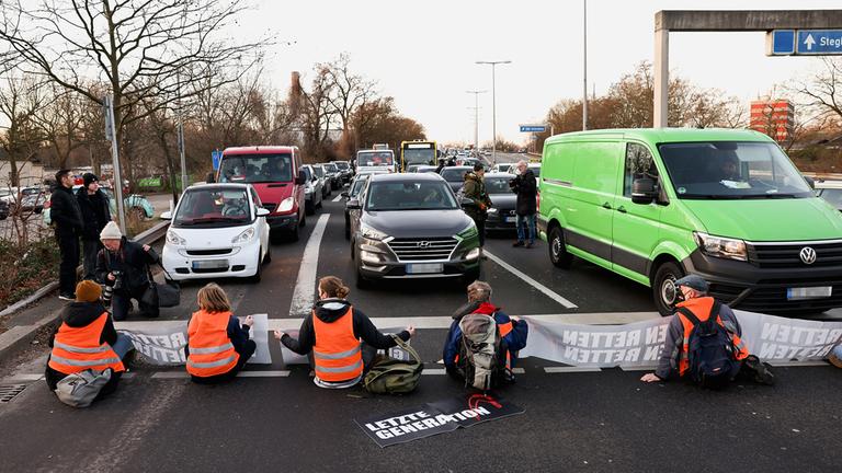 Berlin: Aktivisten der "Letzten Generation" blockieren eine Autobahnausfahrt in Berlin.