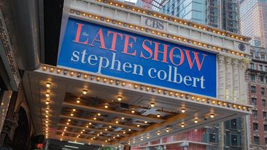New York: Aufschrift an einem Theater "Late Show with Stephen Colbert".