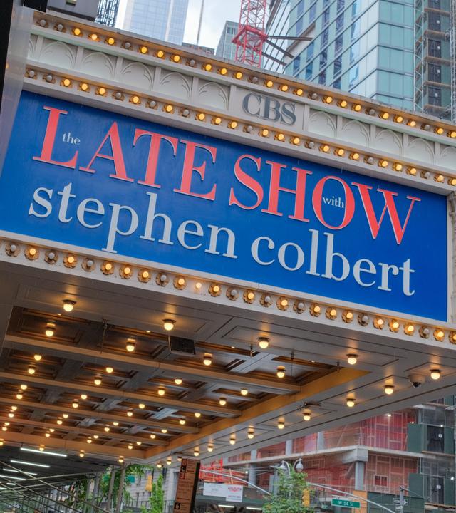 New York: Aufschrift an einem Theater "Late Show with Stephen Colbert".