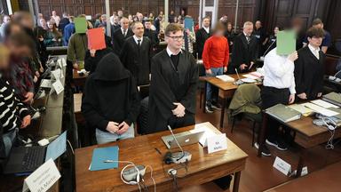 Die Angeklagten stehen im Sitzungssaal im Strafjustizgebäude zu Beginn des Prozesses gegen die rechtsextreme Terrorgruppe "Letzte Verteidigungswelle".