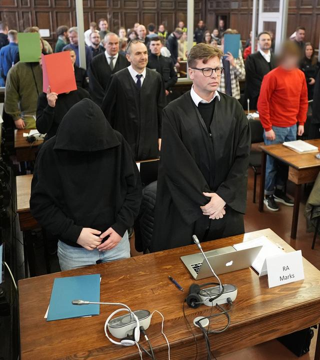 Die Angeklagten stehen im Sitzungssaal im Strafjustizgebäude zu Beginn des Prozesses gegen die rechtsextreme Terrorgruppe "Letzte Verteidigungswelle".