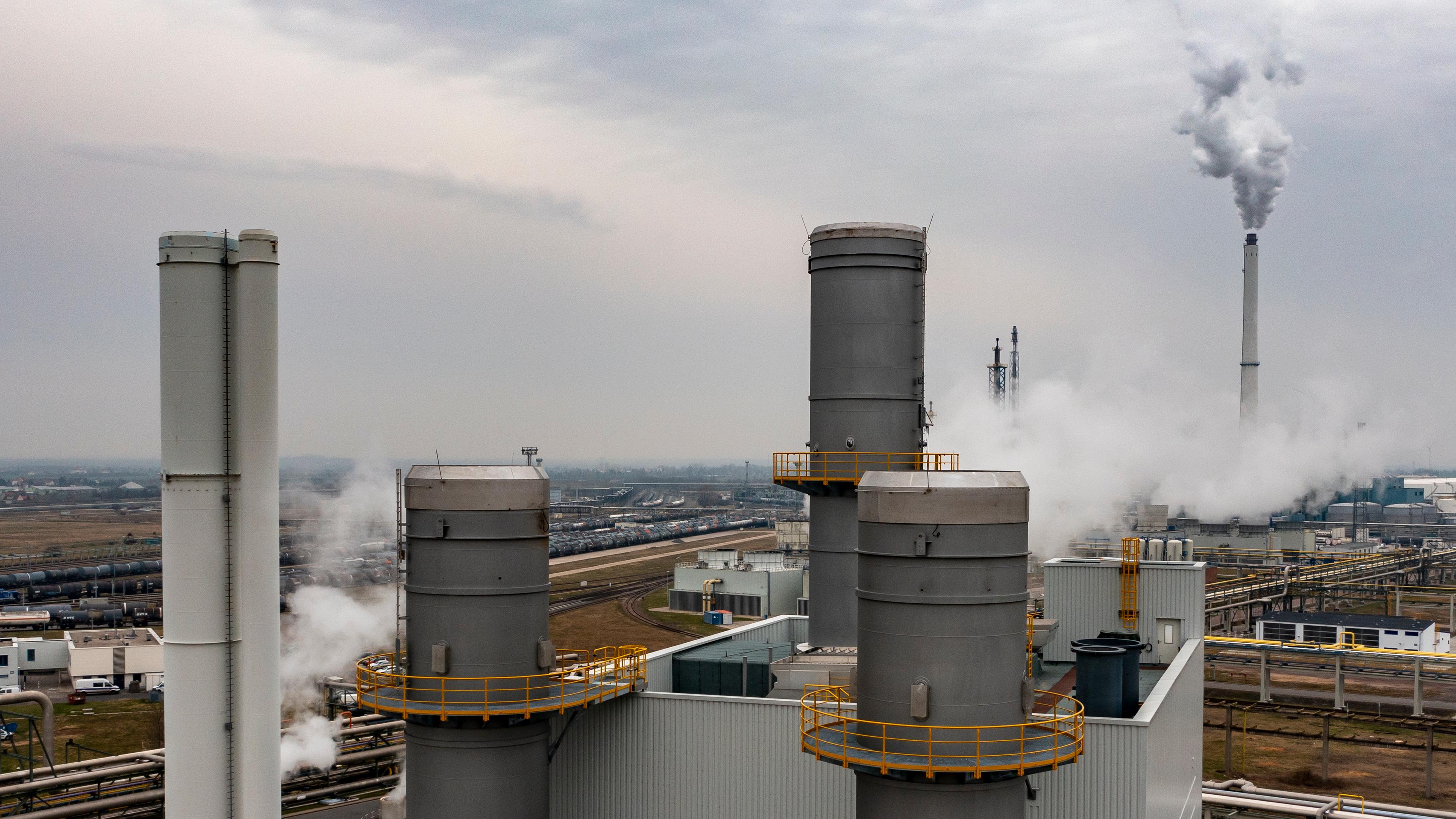 Leuna: Die drei neuen Schornsteine eines neuen Gaskraftwerks ragen in den Himmel über dem Chemiepark. Leuna gilt als der flächenmäßig größte Standort der Branche in Deutschland