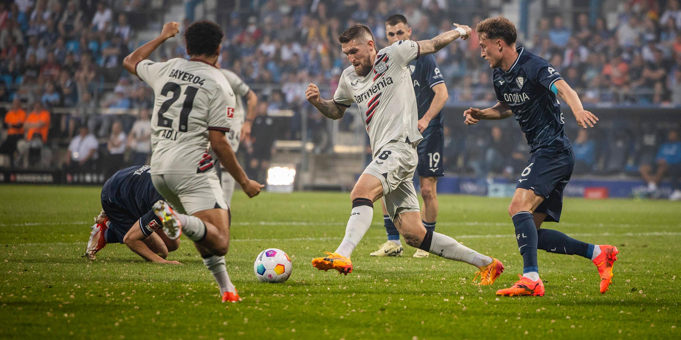 VfL Bochum - Bayer 04 Leverkusen, 12.05.2024: Robert Andrich (Bayer 04 Leverkusen, links) kommt vor Patrick Osterhage (rechts) an den Ball