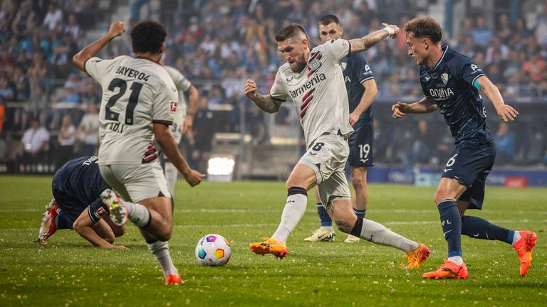 VfL Bochum - Bayer 04 Leverkusen, 12.05.2024: Robert Andrich (Bayer 04 Leverkusen, links) kommt vor Patrick Osterhage (rechts) an den Ball