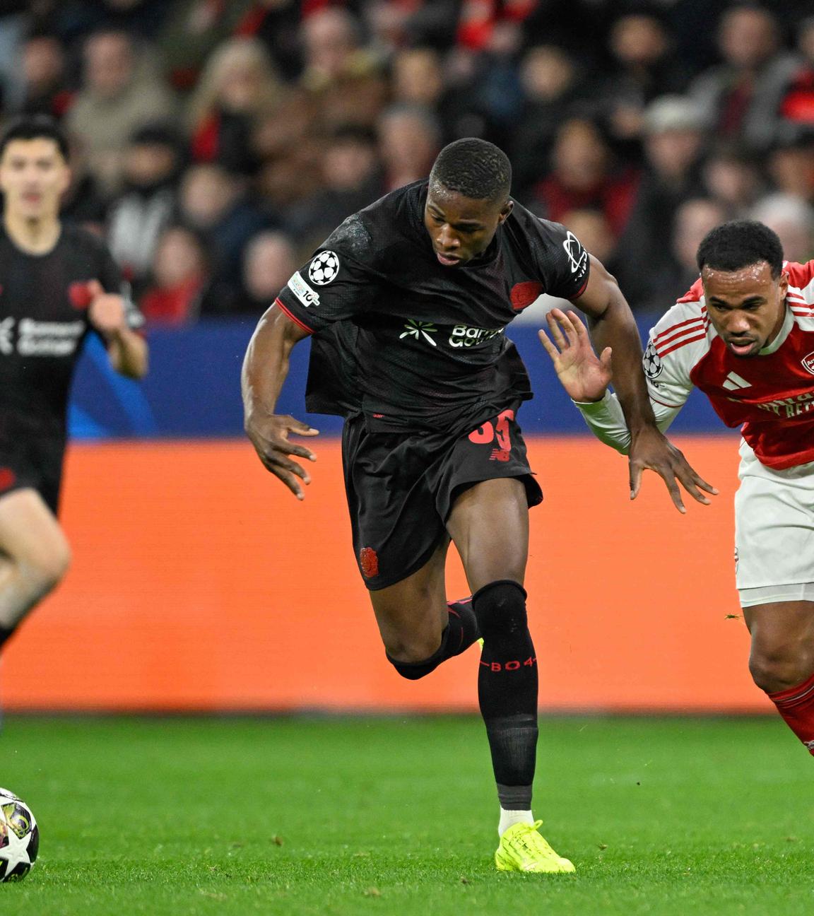 Gabriel Magalhaes (rechts) verfolgt Leverkusens Christian Kofane.