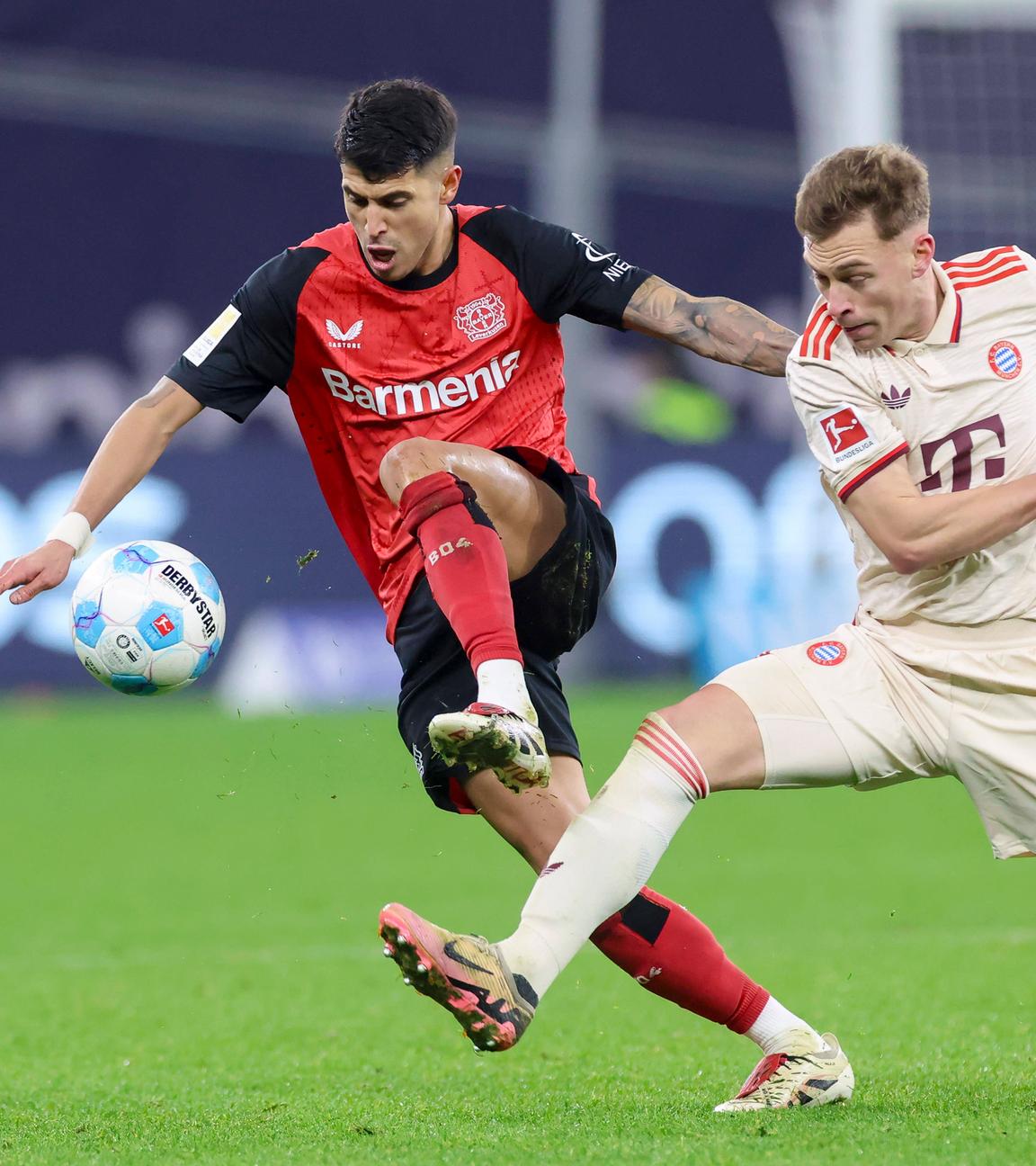 Exequiel Palacios (Bayer 04 Leverkusen) und Joshua Kimmich (FC Bayern Muenchen) kämpfen um den Ball.