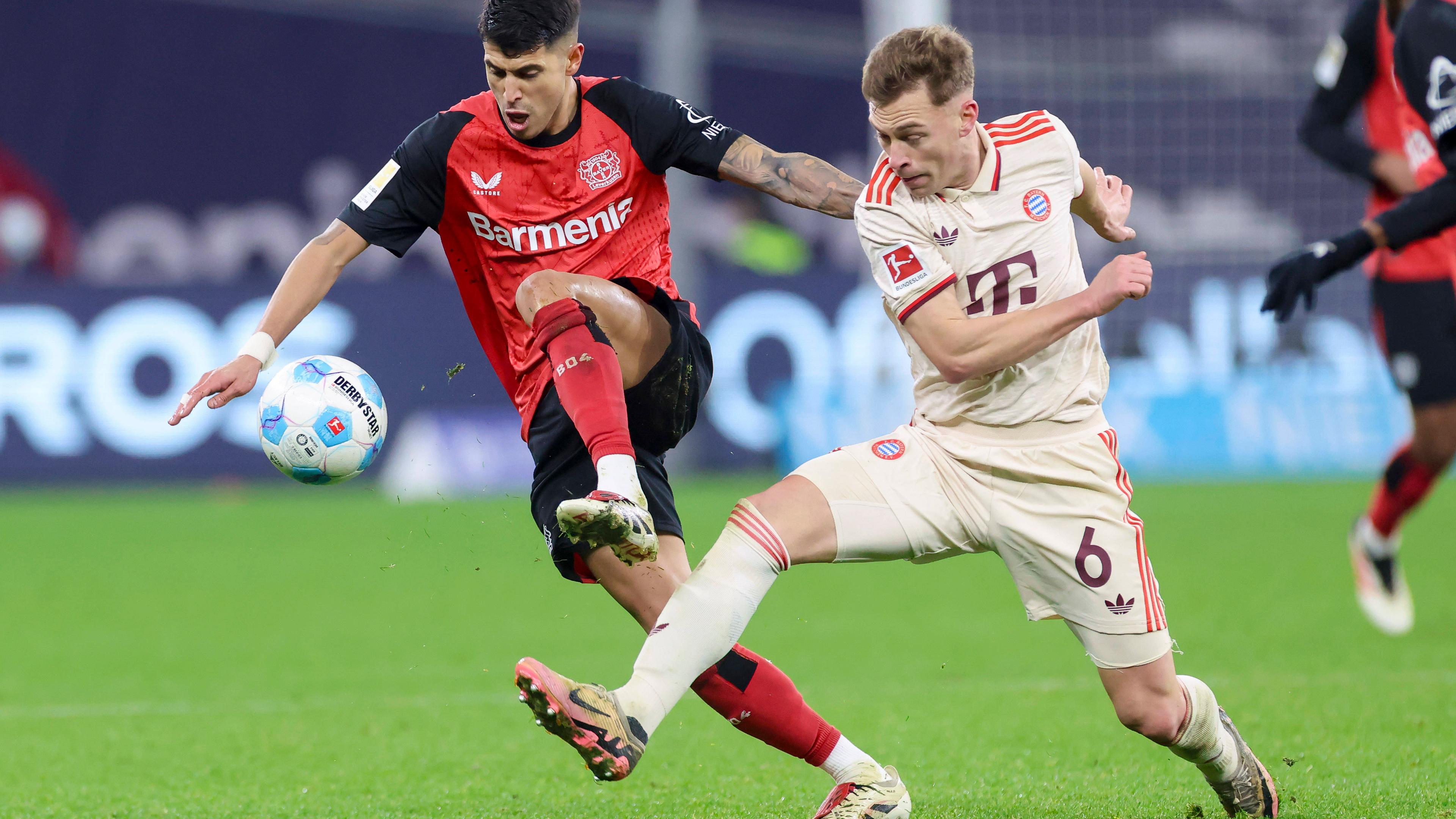 Exequiel Palacios (Bayer 04 Leverkusen) und Joshua Kimmich (FC Bayern Muenchen) kämpfen um den Ball.