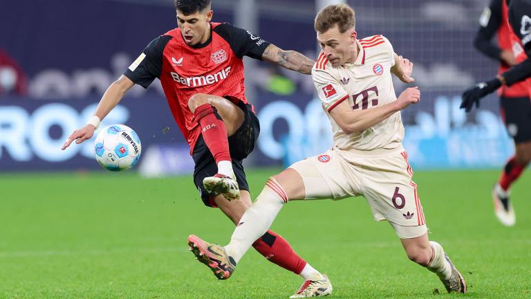 Exequiel Palacios (Bayer 04 Leverkusen) und Joshua Kimmich (FC Bayern Muenchen) kämpfen um den Ball.