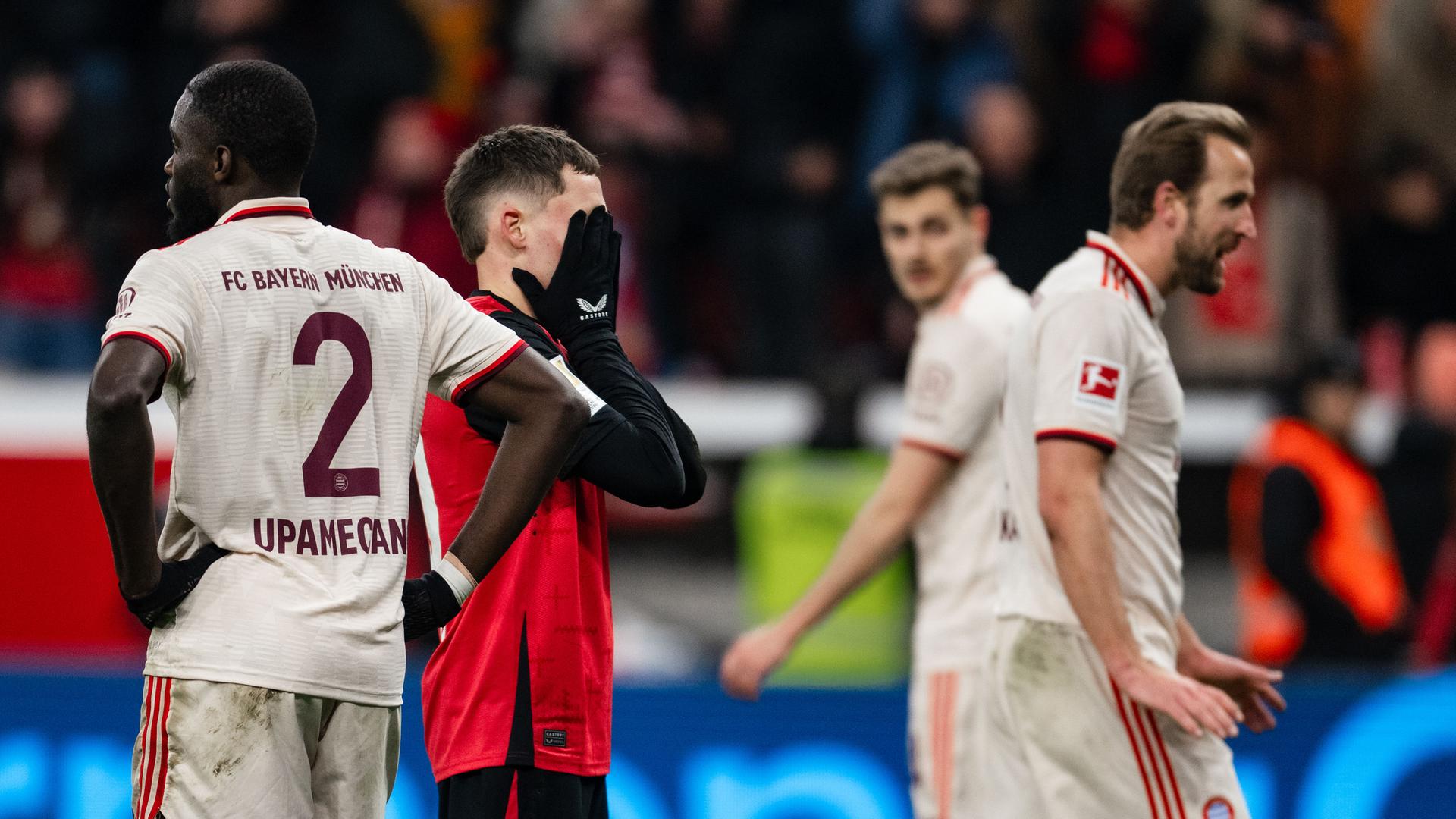 Leverkusens Florian Wirtz (2.v.l) reagiert nach einer verpassten Torchance.