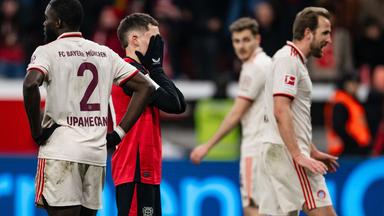 Leverkusens Florian Wirtz (2.v.l) reagiert nach einer verpassten Torchance.