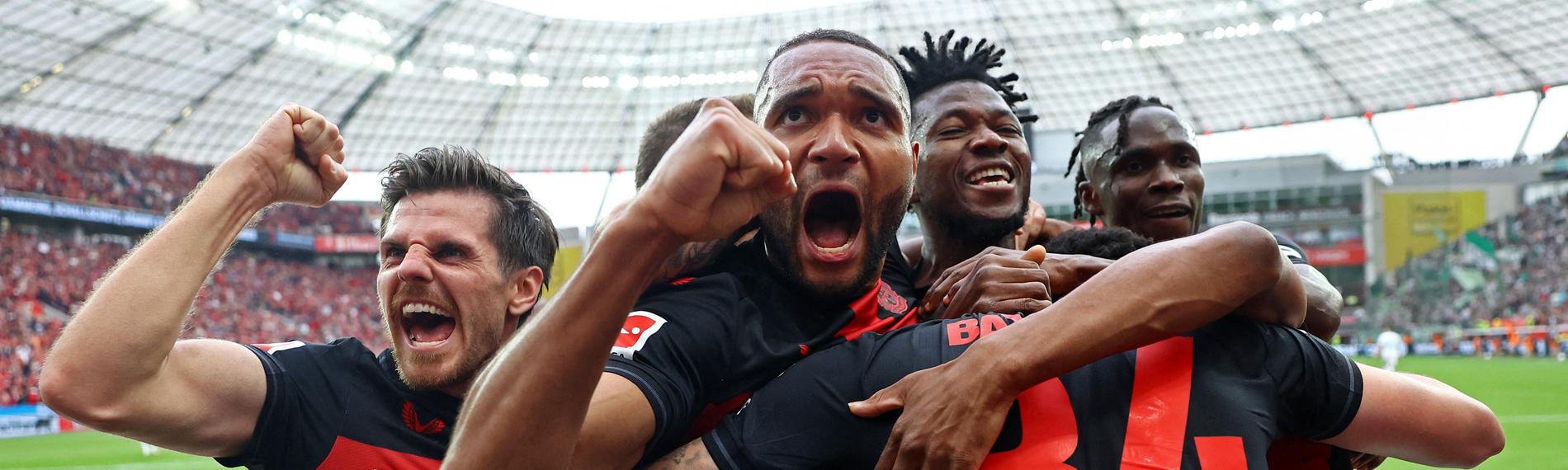 Leverkusen's Granit Xhaka feiert seinen Treffer zum 2:0 mit seinen Teamkollegen.