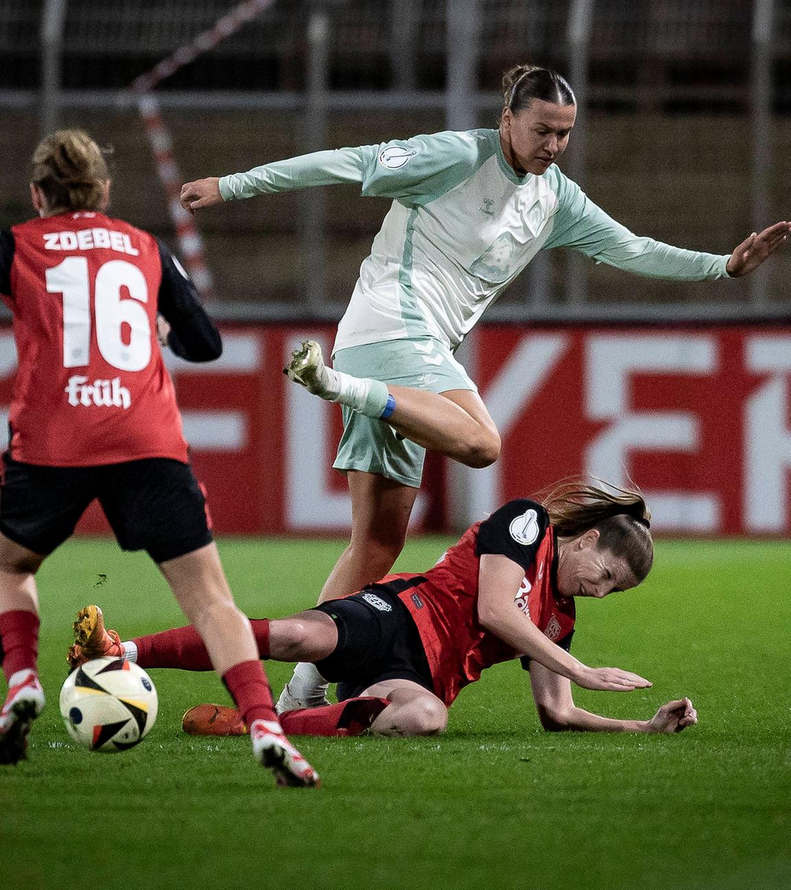 Lilla Turanyi (Bayer 04 Leverkusen) grätscht gegen und Larissa Mühlhaus (SV Werder Bremen)