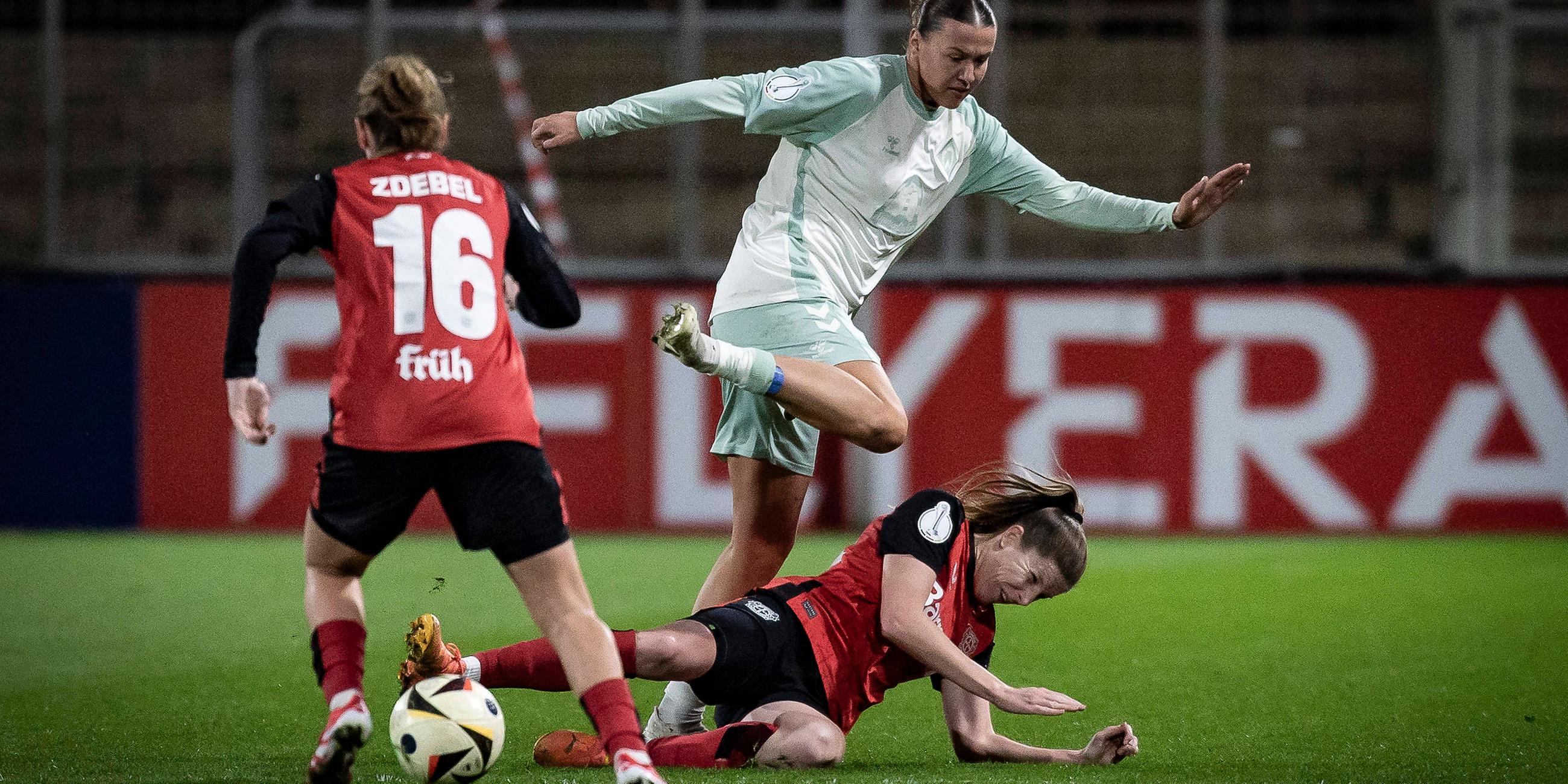 Lilla Turanyi (Bayer 04 Leverkusen) grätscht gegen und Larissa Mühlhaus (SV Werder Bremen)