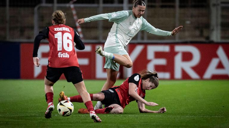 Lilla Turanyi (Bayer 04 Leverkusen) grätscht gegen und Larissa Mühlhaus (SV Werder Bremen)