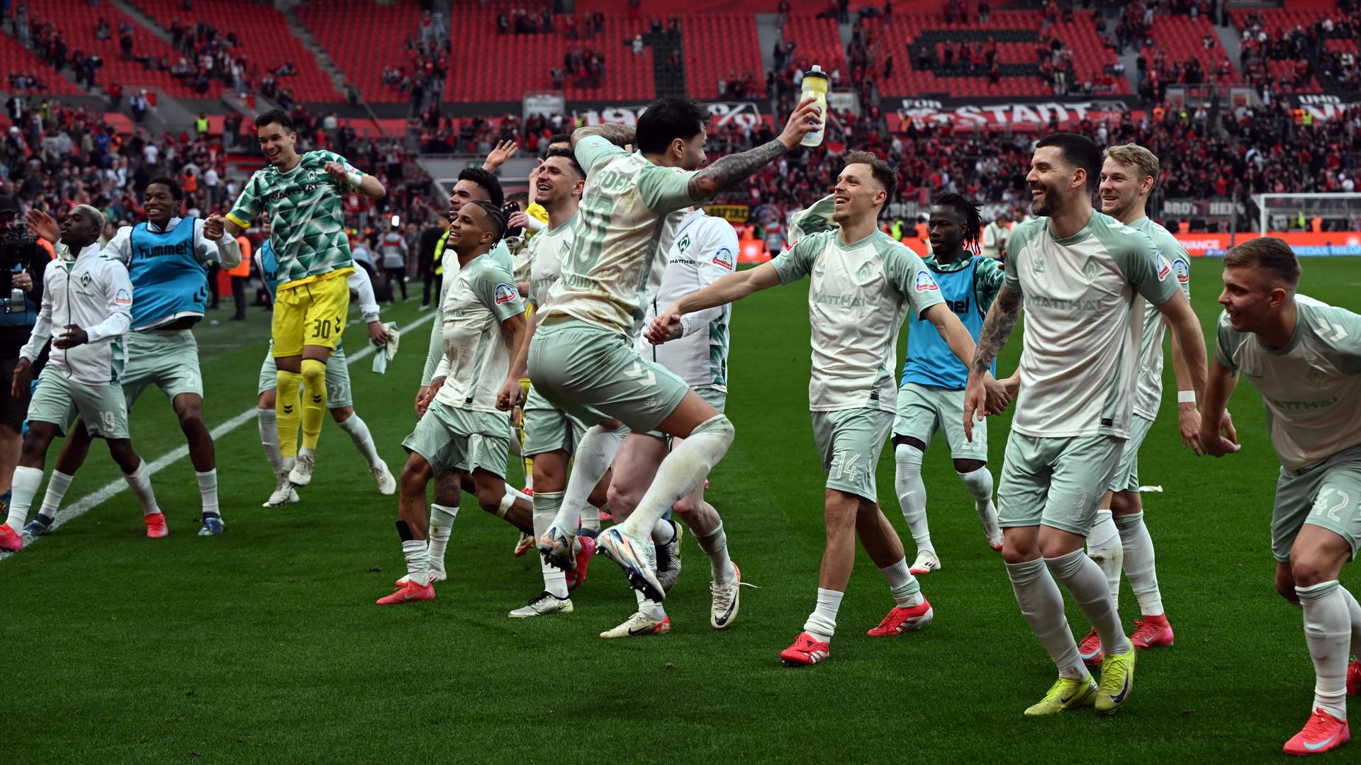 Bremens Spieler feiern den 2:0-Sieg in Leverkusen