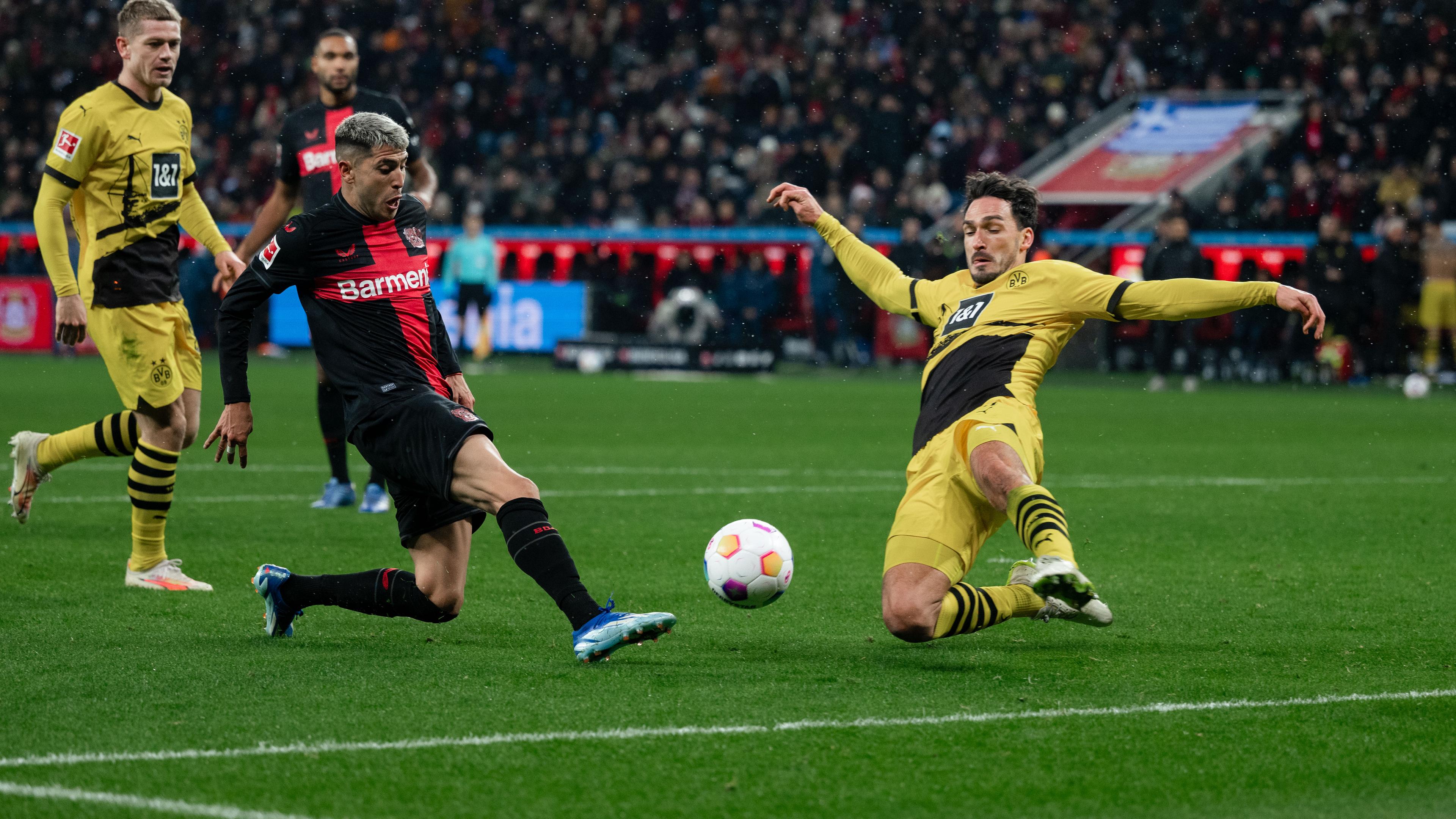 Dortmunds Mats Hummels blockt einen Schuss von Leverkusens Exequiel Palacios beim Spiel am 03.12.2023.