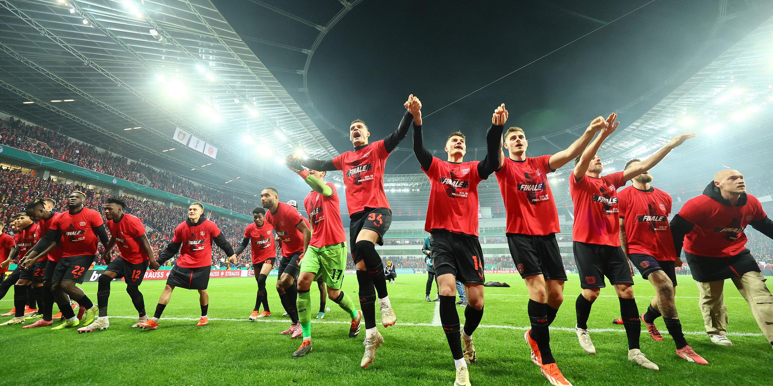 Leverkusen feiert mit den Fans den Sieg gegen Düsseldorf