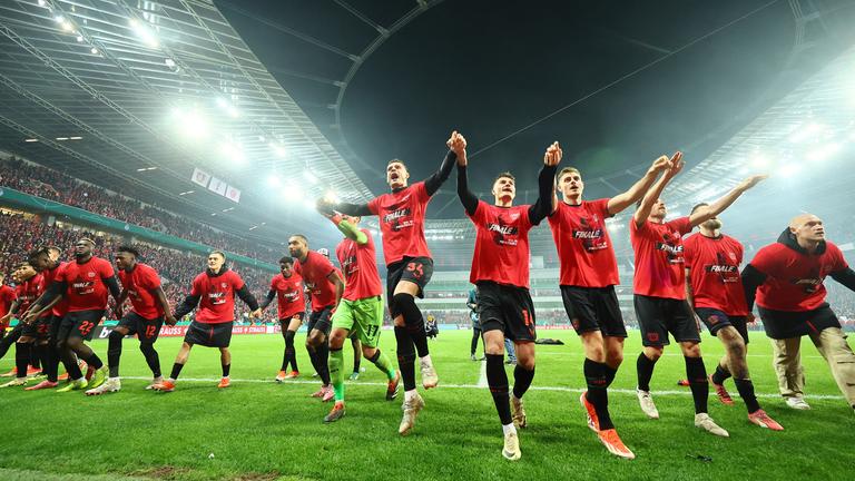 Leverkusen feiert mit den Fans den Sieg gegen Düsseldorf