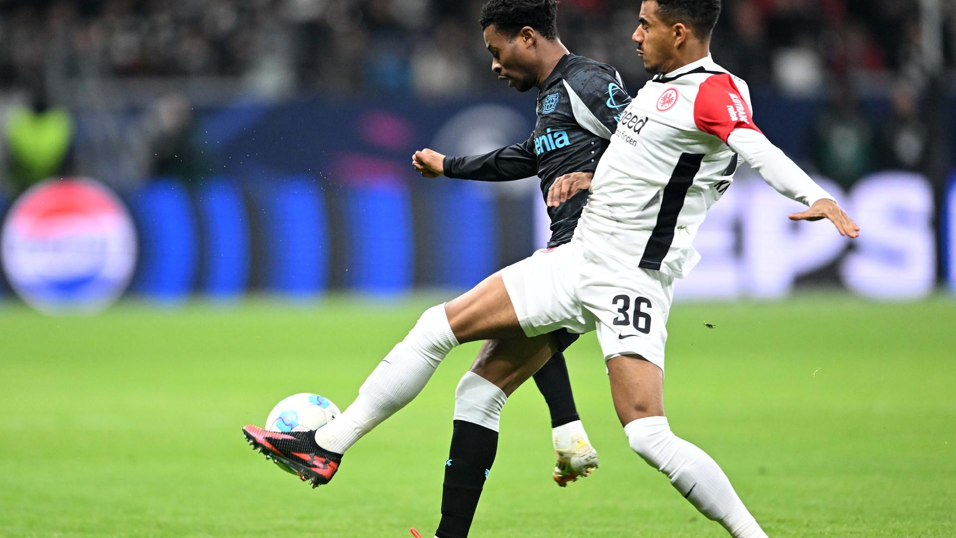 Nathan Tella (Leverkusen) und Ansgar Knauff (Eintracht Frankfurt) kämpfen um den Ball.