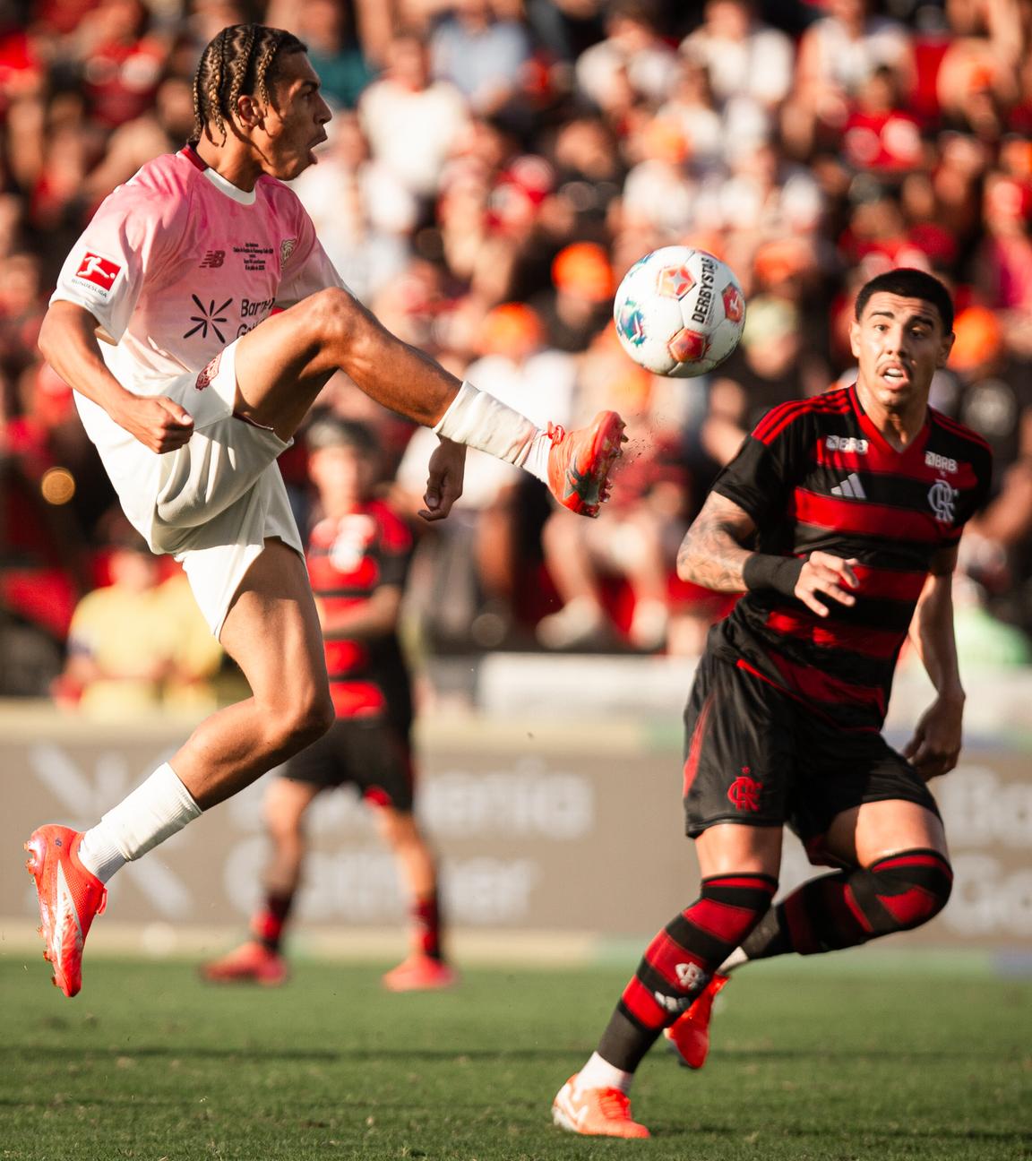 Nebe-Sirak Domnic (l) von Bayer Leverkusen springt zum Ball.