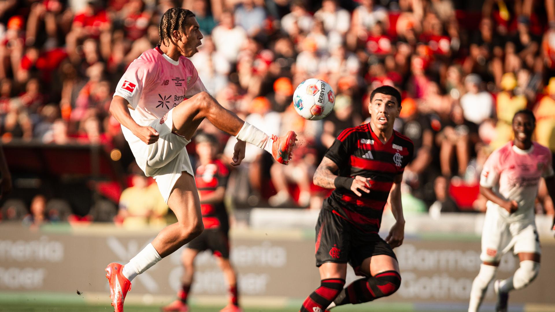 Nebe-Sirak Domnic (l) von Bayer Leverkusen springt zum Ball.