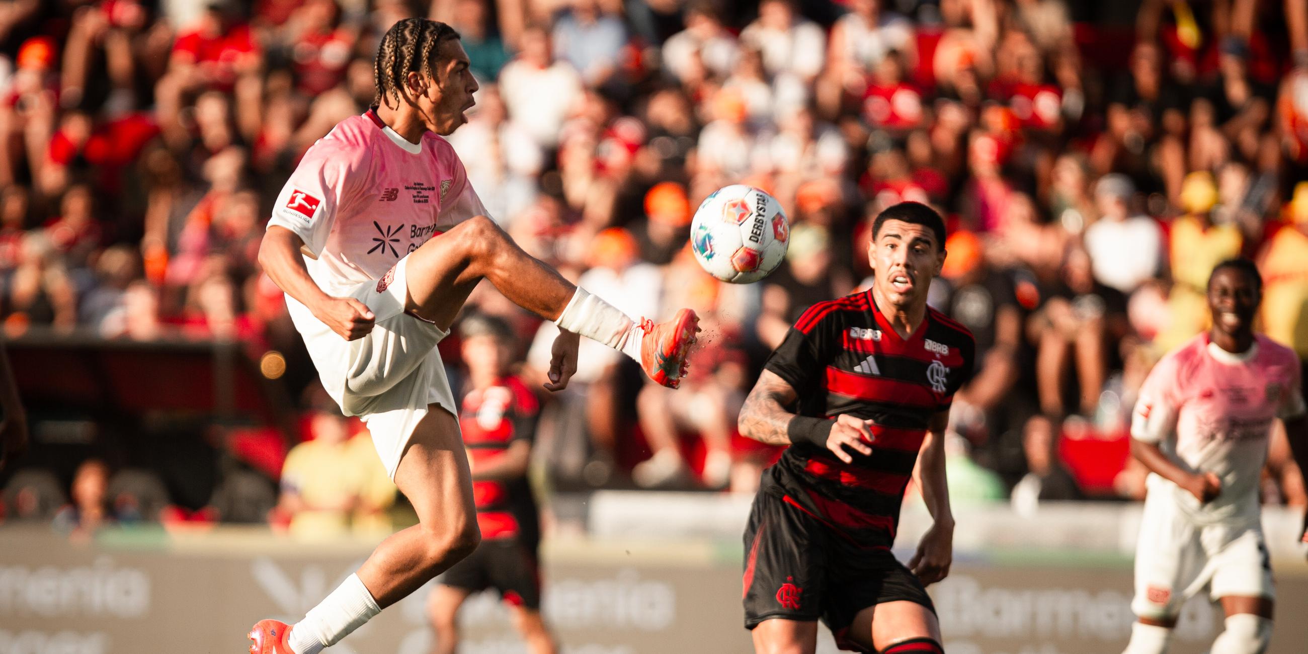 Nebe-Sirak Domnic (l) von Bayer Leverkusen springt zum Ball.