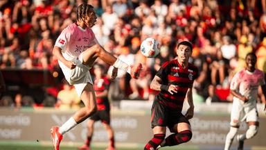 Nebe-Sirak Domnic (l) von Bayer Leverkusen springt zum Ball.