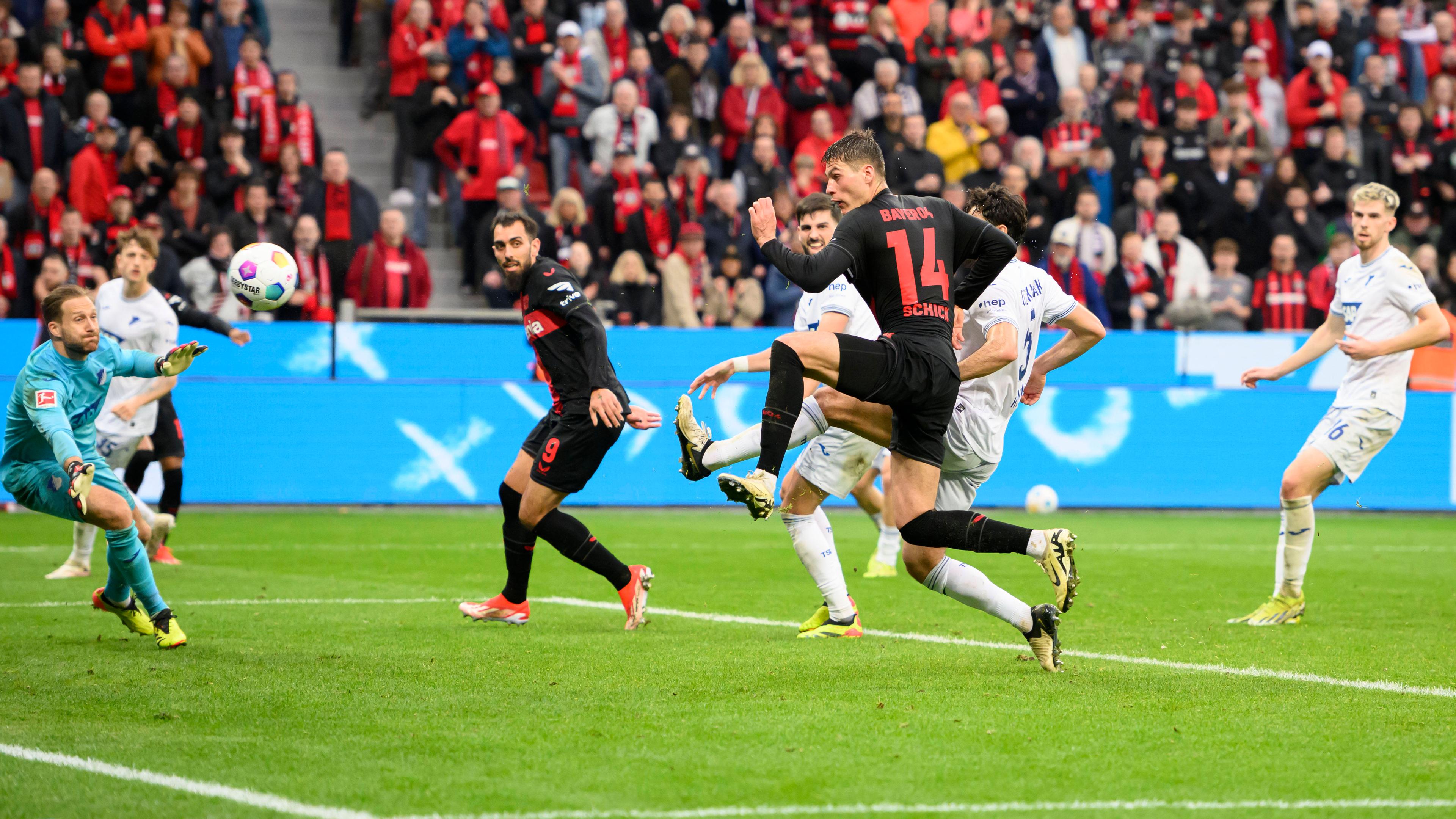 Leverkusens Patrick Schlick trifft zum 2:1 gegen Hoffenheim am 30.03.2024.
